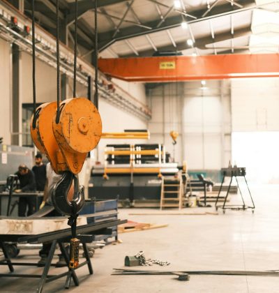 Răspundere civilă profesională Spacious industrial workshop featuring a crane and heavy machinery in Konya, Türkiye.